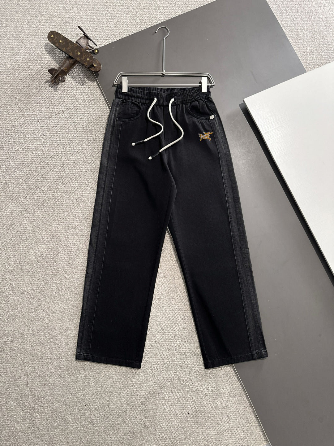 Arc'teryx Gold Bird Embroidered White Drawstring Wide-Leg Casual Pants