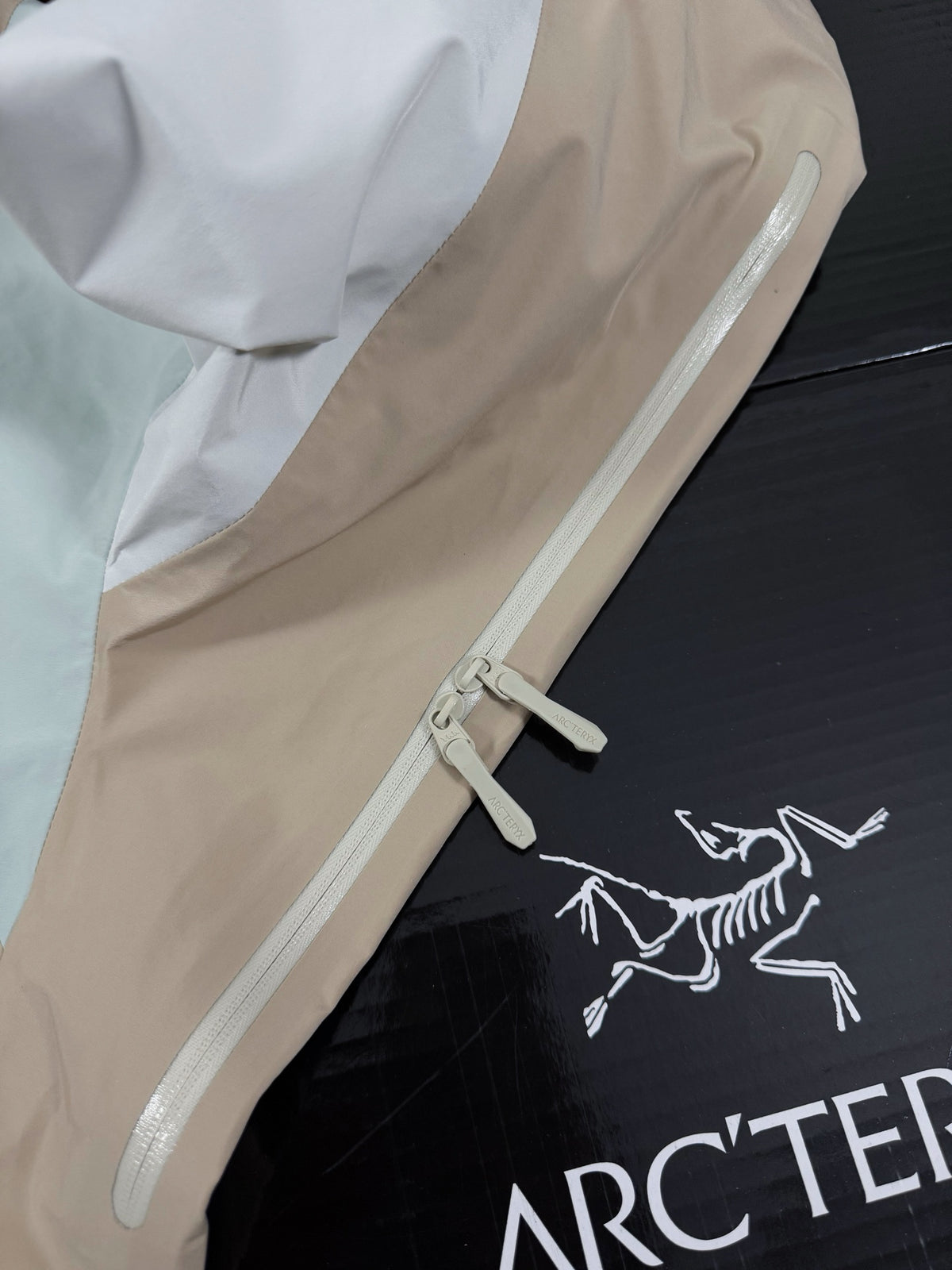 Arc'teryx Beta Lightweight Colorblock Shell Jacket | GORE-TEX