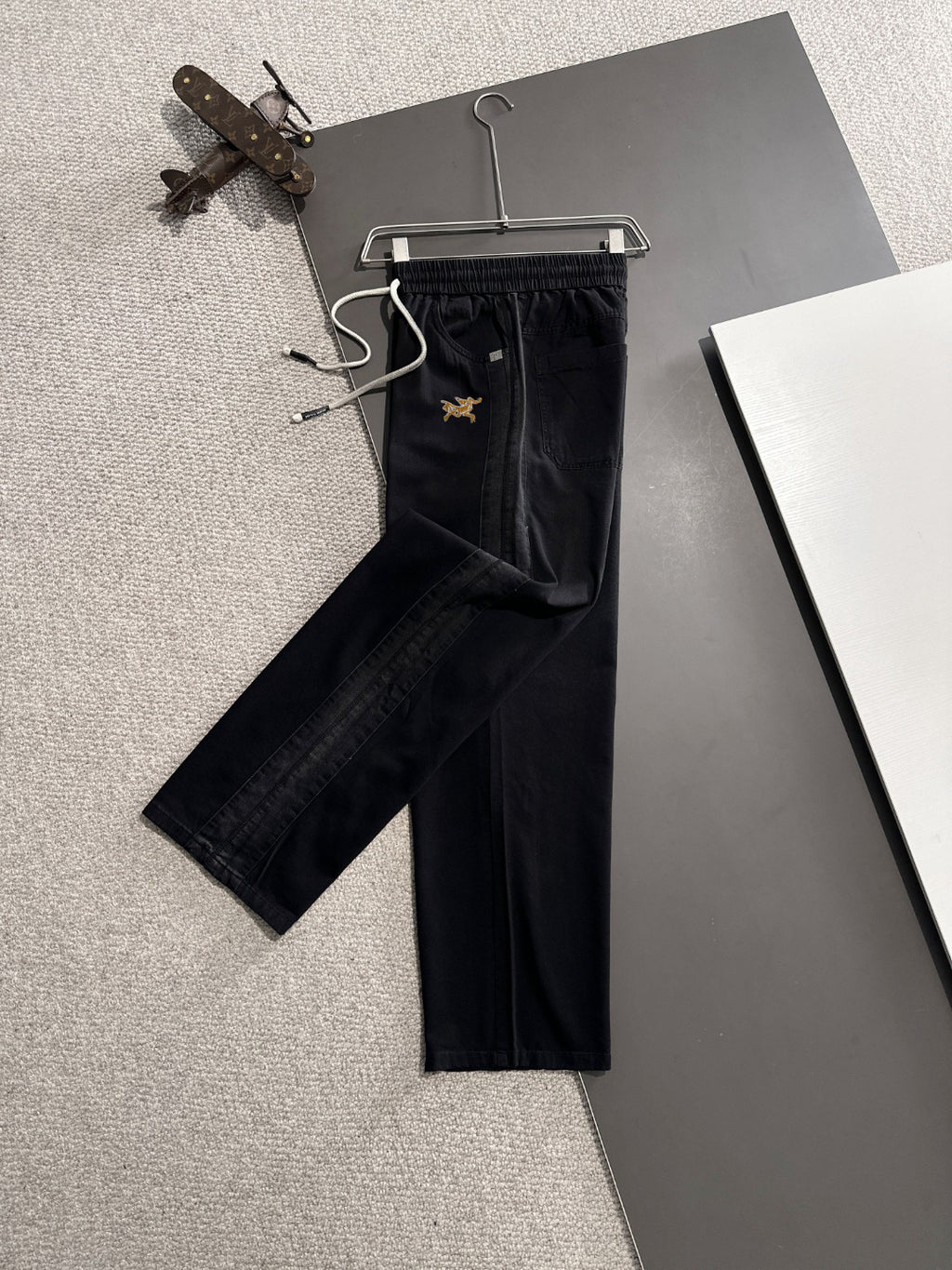Arc'teryx Gold Bird Embroidered White Drawstring Wide-Leg Casual Pants