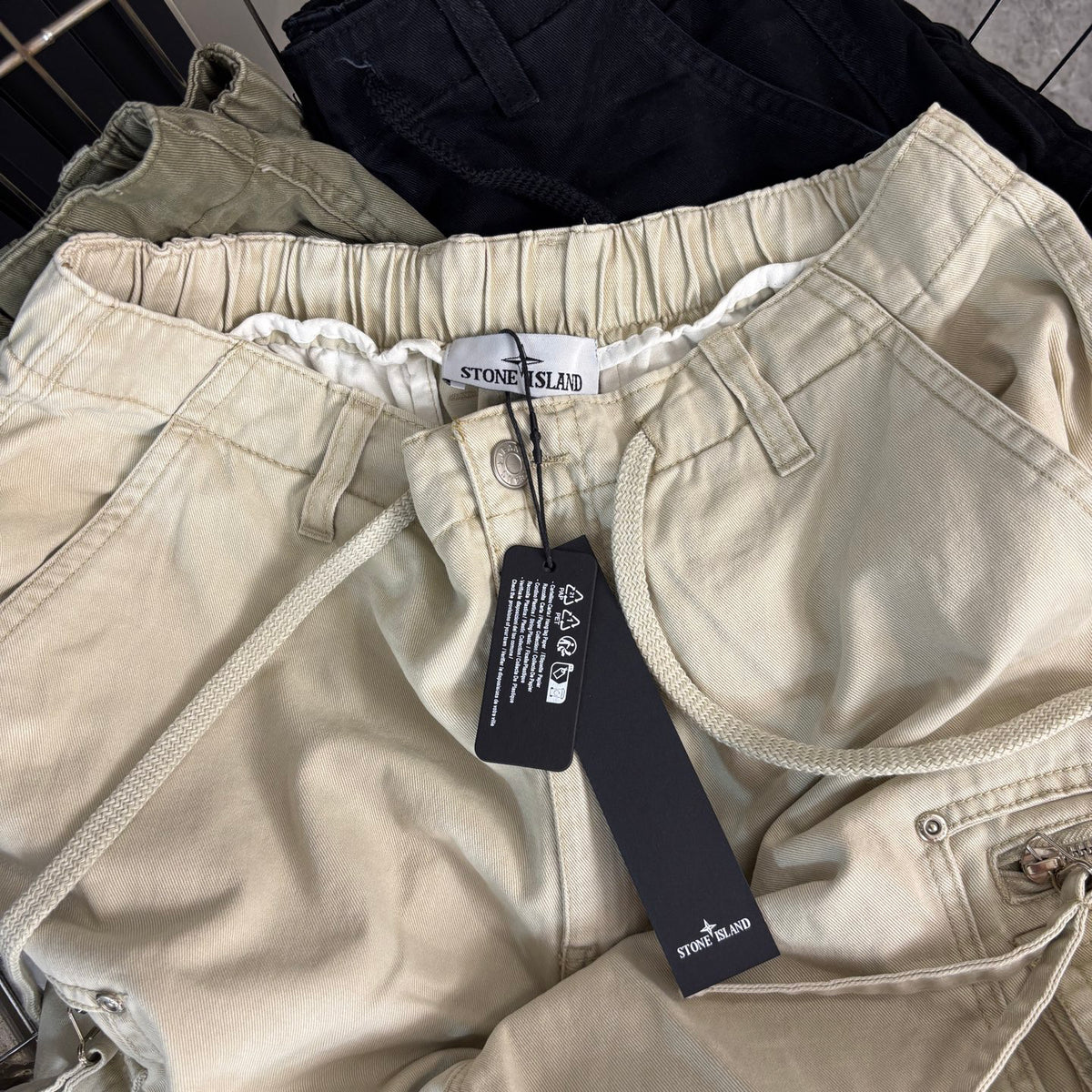 Stone Island Heavyweight Cotton Cargo Shorts with Double-Zip Pockets and Compass Badge