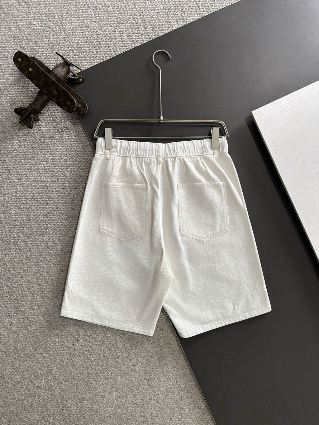 Men's White Drawstring Denim‑Style Casual Shorts, Blue Rider Embroidery Knee‑Length Shorts
